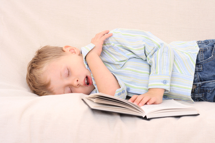 мальчик, уснувший над учебником
